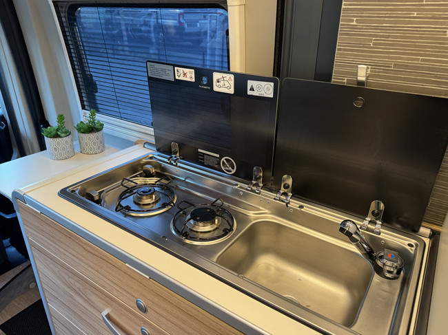 Hymer Yellowstone 640 techo elevable 160 cv *4 PERSONAS* Euro6 Fiat Ducato **Camas longitudinales/Techo elevable con 2 plazas para dormir/4 asientos/Litio/Sol foto: 17