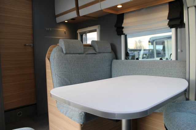 Dethleffs 7052 DBM Just 90 Queenbed + hefbed riante garage (94  foto: 26