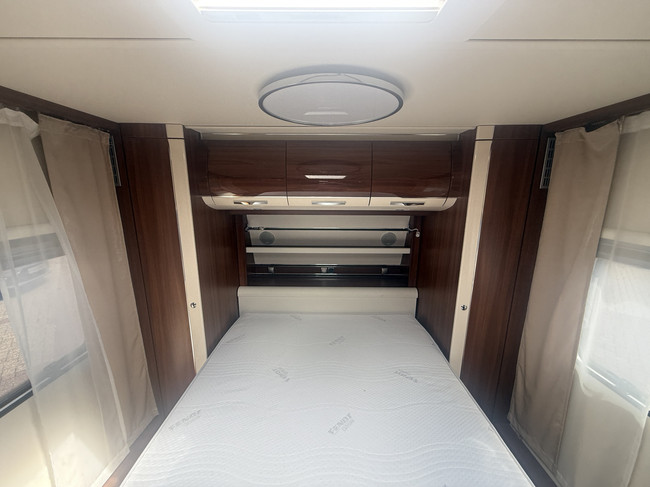 Fendt caravan BRILLANT 650 in nieuwstaat Queensbed  zakluifel Thule mover Truma xt hordeur leder tv dakairco truma groot dakluik oven  xxl koelkast foto: 22