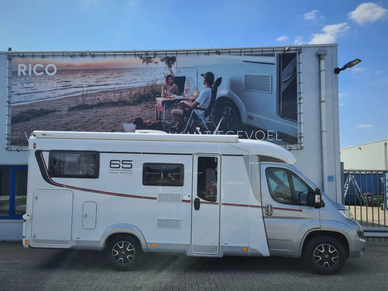 LMC Breezer V 643 G Lengtebedden/Schotel  foto: 1