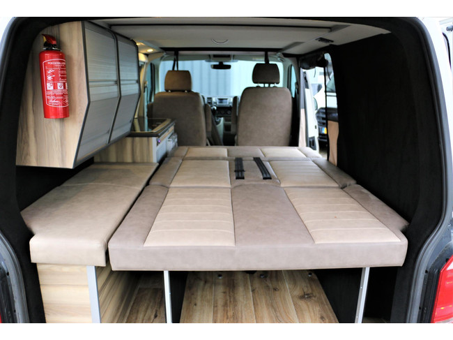 Volkswagen Transporter Kombi 2.0 TDI L1H1 4 Schlafpl&auml;tze | Tempomat | Neues Interieur | drehbarer Vordersitz | Insektenschutzgitter | K&uuml;hlschrank / Gefrierfach | Foto: 9
