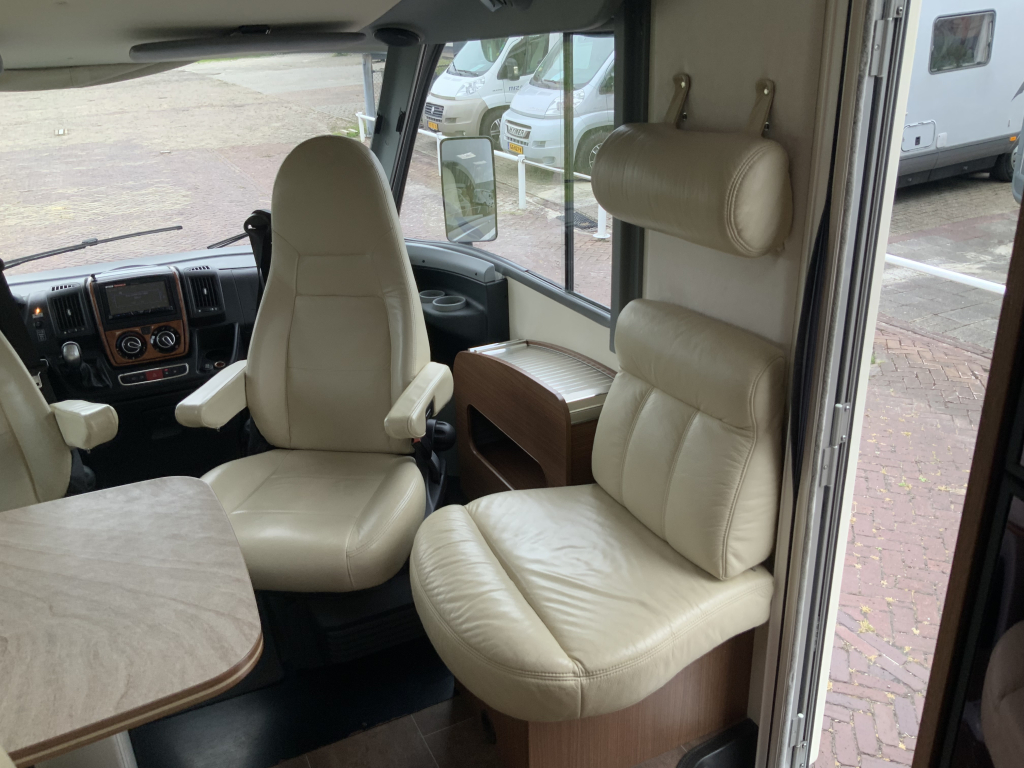 Bürstner Aviano 727 2.3 AUTOMAAT  150  PK integraal ,  Motor-airco  , Queens-bed , gelijkvloers , zij  zitgroep Bj. 2012 Camper centrum on the road foto: 5