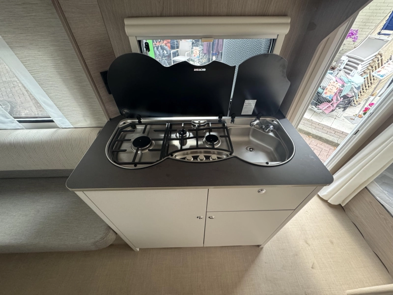 Bürstner Premio Life 490 TK Stapelbedden!  foto: 8