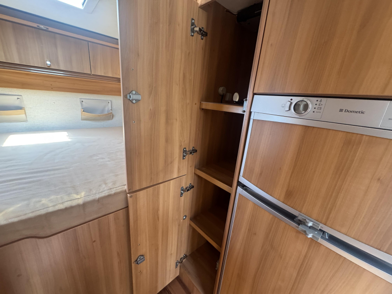 Hymer Exclusive Line 614 CL fixed bed photo: 13