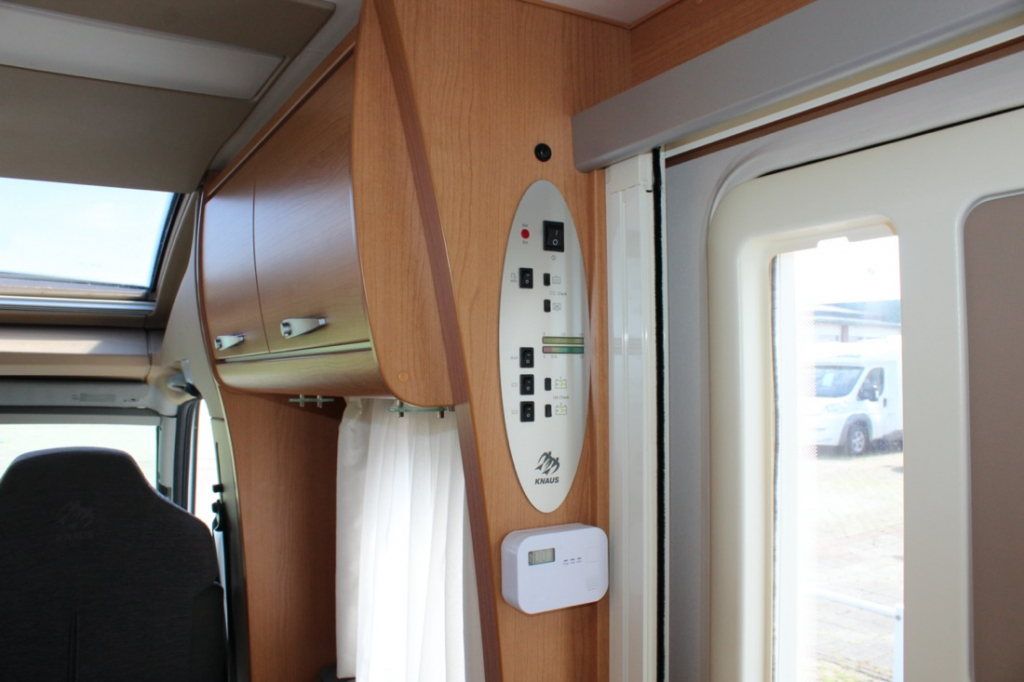 Knaus Sun Ti 700 Meg, Cama transversal, Garaje, Asientos delanteros giratorios, Media dinette, banco de asientos. A&ntilde;o 2008 Marum (Groningen) foto: 27