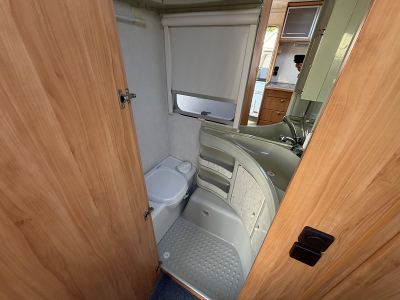Adria Adora 462 UB 1300 KG+Voortent+luifel  foto: 8