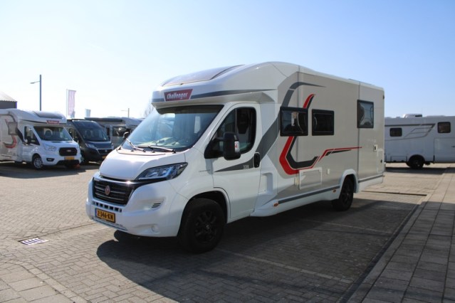 Challenger Graphite Vip Edition T 328 igual que Chausson 788 AUTOM&Aacute;TICO Fiat 140 CV con cama Queen y cama abatible para 4 personas (76 foto: 6