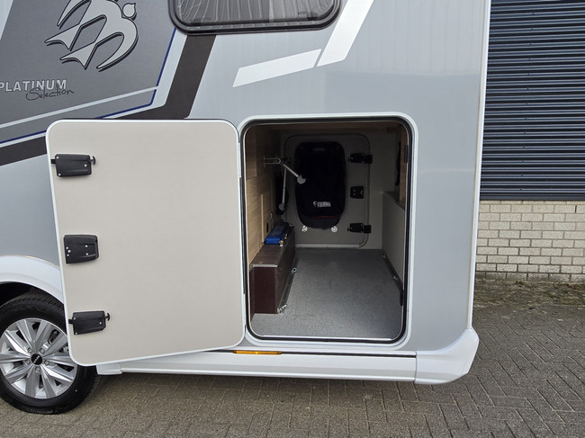 Knaus VAN TI PLUS 650 MEG PLATINUM SELECTION AUTOMATIK 180 PS NUR 16.866 KM !! KLIMAANLAGE LUFTFEDERUNG TV + SATELLIT L&Auml;NGSBETTEN DREHBARE ABNEHMBARE ANH&Auml;NGERKUPPLUNG Foto: 3