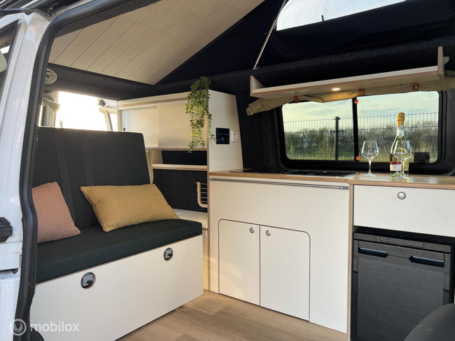 Volkswagen T6 2017 L1H1 zwart foto: 16