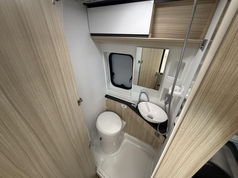 Adria Twin Axess 640 SL zonnepaneel / omvormer  foto: 12