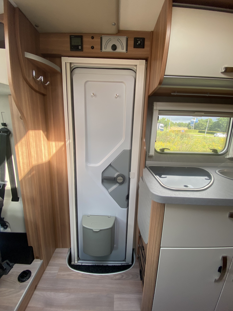 Weinsberg Pepper 600 Peugeot 163 PK, Half-integraal, 2 Lengte-bedden, Garage, Aut. schotel / LCD Camper Centrum On the Road aan de Noorderringweg 4 in Marum. foto: 35