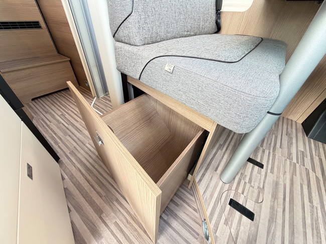 Malibu 600 LE Automaat Diesel/Elek. Verwarming/Solar/Trekhaak/Gasalarm/160PK/Lengtebedden/10” Navi/Vol opties! 2023 foto: 11