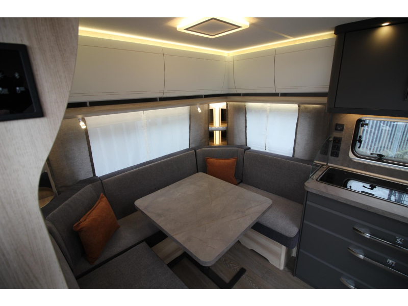 Hobby De Luxe 460 UFE Cama francesa y asiento redondo! foto: 6