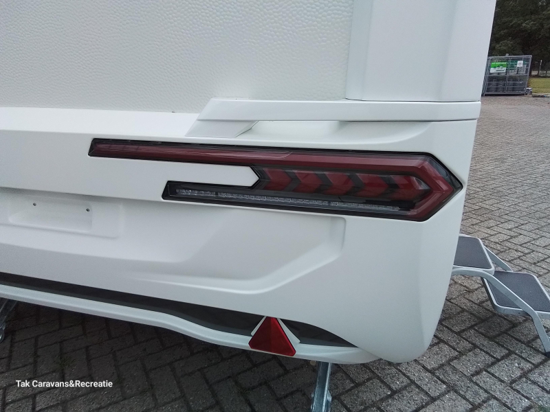 Hobby De Luxe 400 SFE compacte caravan  foto: 2