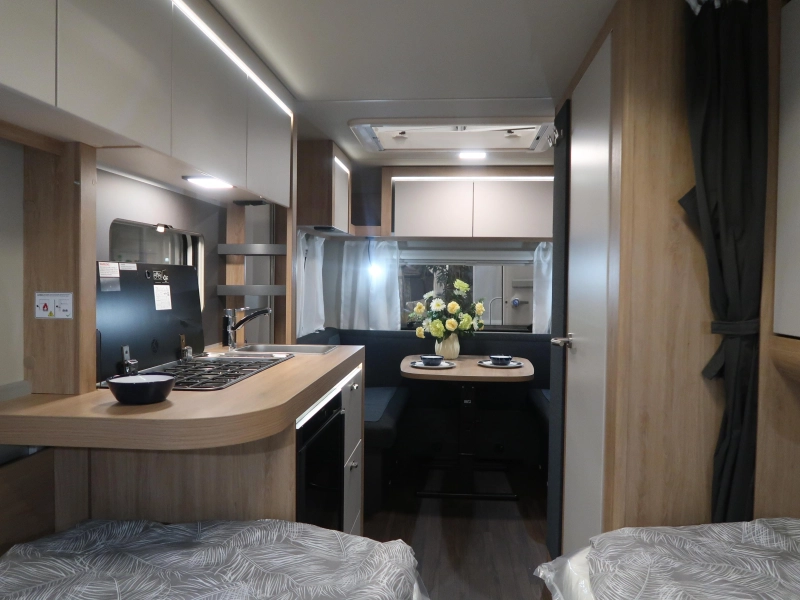 Knaus Sport 460 EU ENKELE BEDDEN / RUIME ZIT  foto: 6