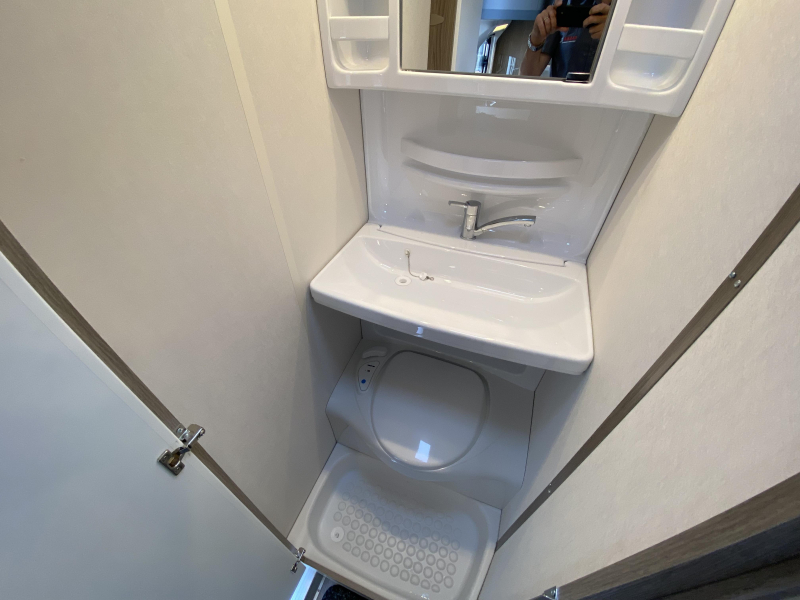 Hobby On Tour 390 SF Train seat, transverse bed photo: 8