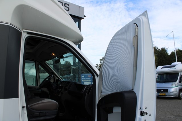 Adria Coral S 670 SC met elektrisch in hoogte verstelbaar Queensbed slechts 40801 km (65  foto: 13