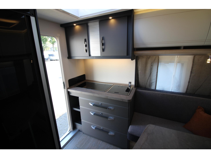 Hobby De Luxe 400 SFE Cama francesa y nevera alta foto: 11