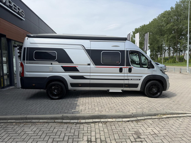 Adria 640 SGX Sports 9T-Automatique 2X Climatisation Auvent LED Porte-v&eacute;los photo : 11