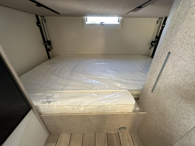 McLouis Glamys 320 8-Person Alcove 140HP photo: 20