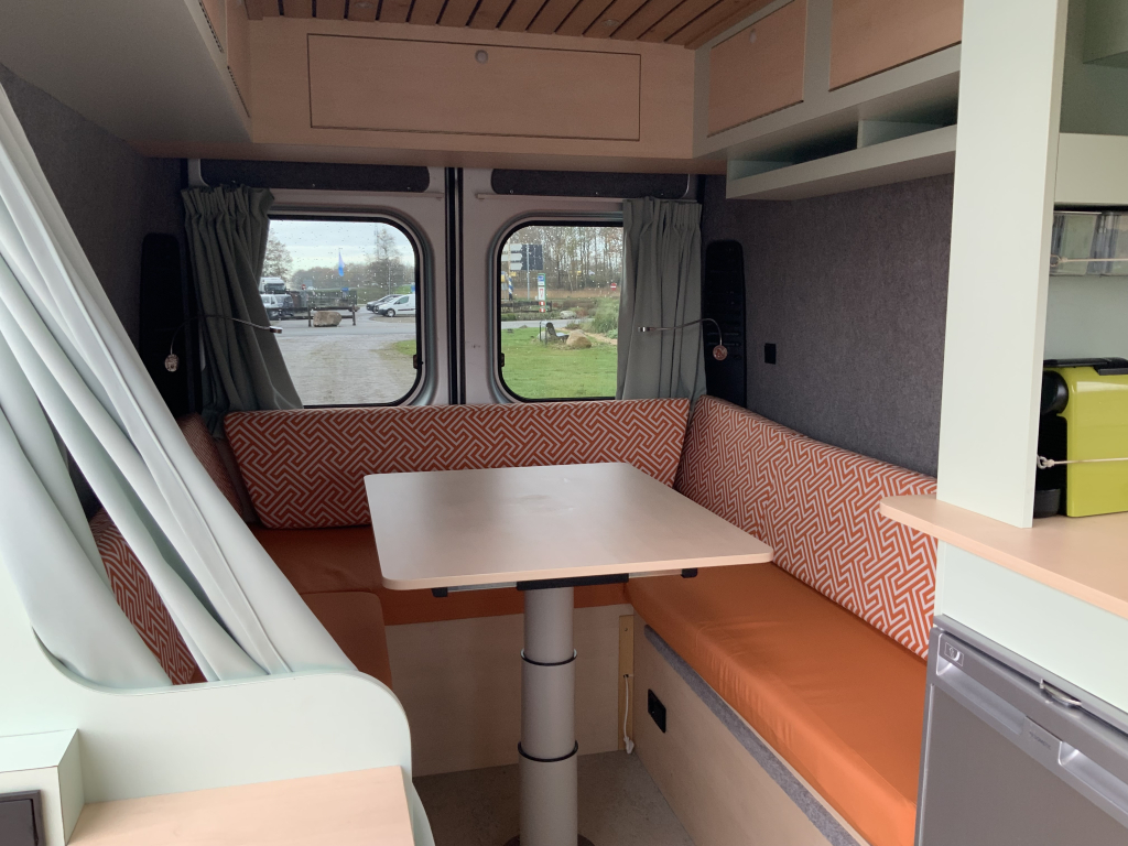 Peugot Boxer L2 H2 Buscamper: Euro 6 met verlaagbare tafel tot 2 pers. lengte-bed, 154 cm breedte, 185 cm lengte, FSL Camperinbouw 2021, km 66000, Zwenkbare fietsendrager, Zonnepaneel 180W, Bj.2017 Camper centrum on the road foto: 9