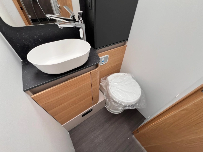 Adria Coral 670 DL AUTOMAAT/180PK  foto: 8