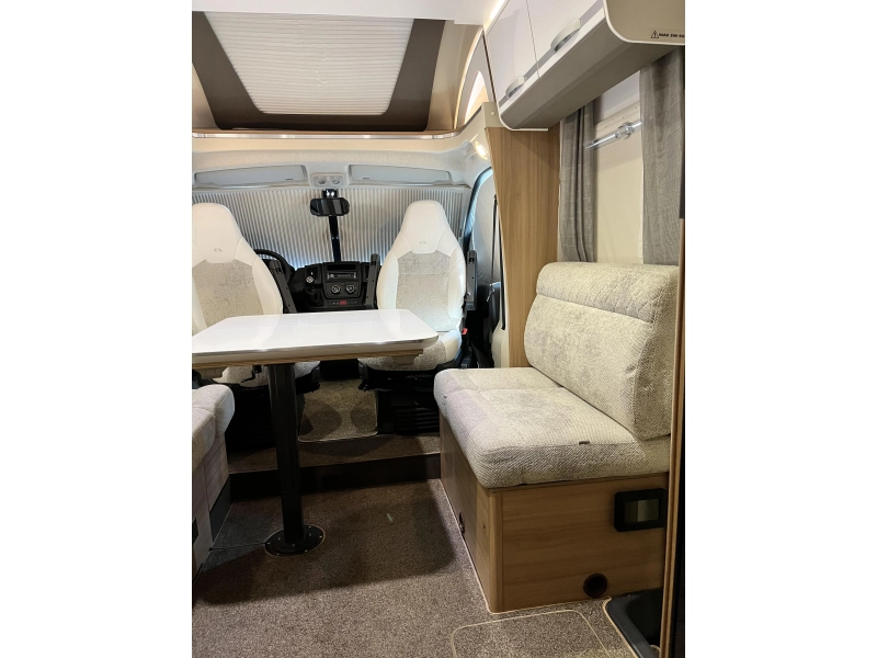 Adria Matrix 670 DL Face to face zit / Level  foto: 9
