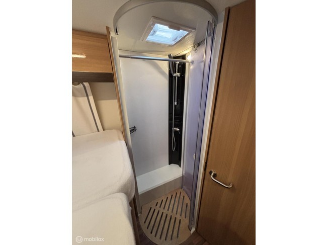 LMC Breezer H737 G Fiat 2.3 150pk Euro 6 | Enkele-bedden | Hefbed | Aparte douche/ wc | XXL Garage | Camera | Fietsendrager | 63dkm foto: 11