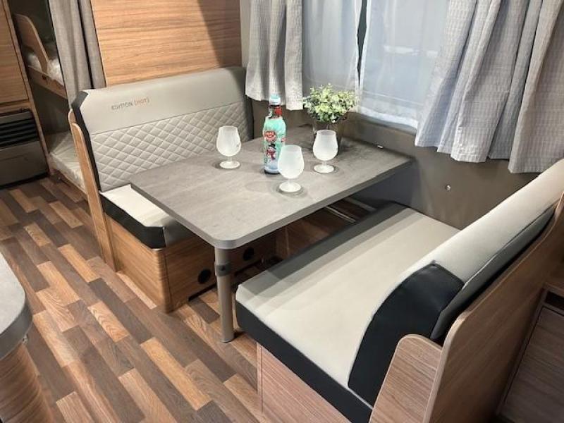 Weinsberg CaraOne Edition HOT 550 QDK met 3 stapelbedden  foto: 1