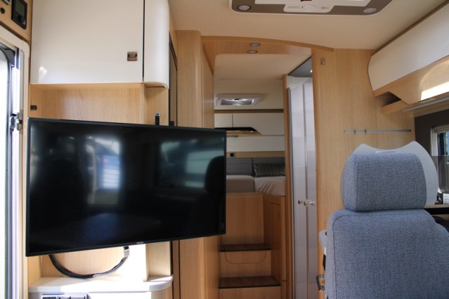 Hymer B MC I 680 equipado con potente Mercedes 9 G Tronic 170 CV AUTOM&Aacute;TICO camas individuales + cama abatible (56 foto: 34