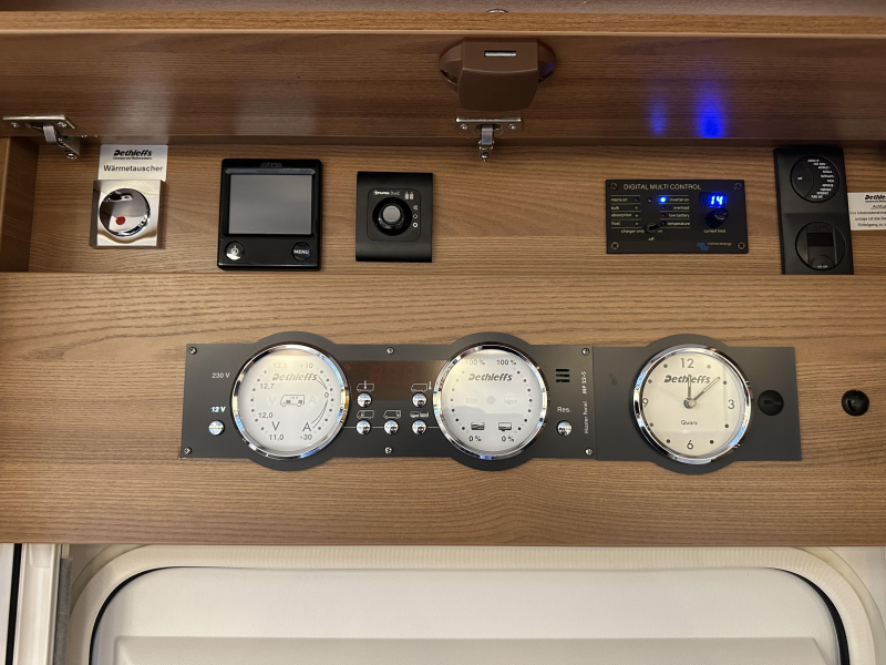 Dethleffs Globetrotter 7850 XLI DBM Premium, Meubles hauts photo : 12