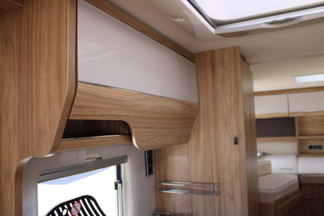 Hymer Exsis i 474 Fiat 160 CV compacto, estrecho, ligero, con camas individuales y cama abatible (55 foto: 37