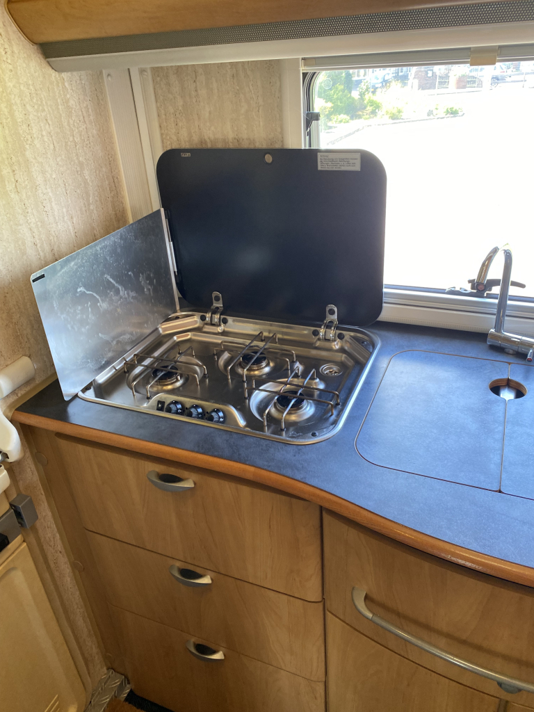 Hymer B 584 2.8 JTD 128 Pk Integraal, Hef-bed voor, Lange-bank, 3 Draaistoelen, Eindkeuken etc. Bj. 2002. B 584 Marum foto: 22