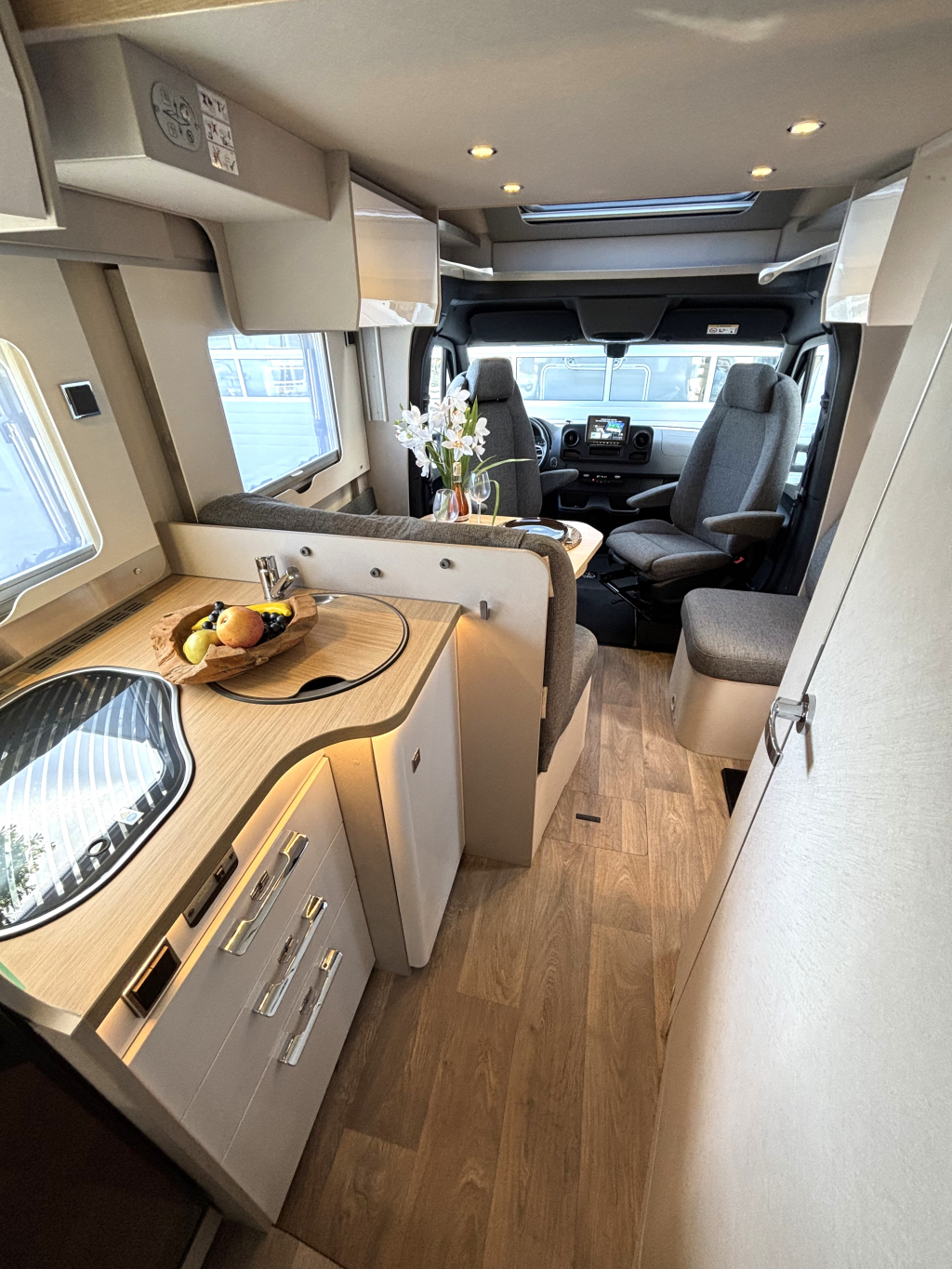 Hymer T 585 S MERCEDES AUTOMATIC SINGLE BEDS LIFT BED 6200KM! photo: 12