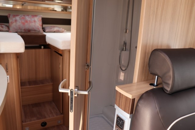 9-speed AUTOMATIC Knaus Platinum Edition Sun TI 650 flat floor single beds (80 photo: 50