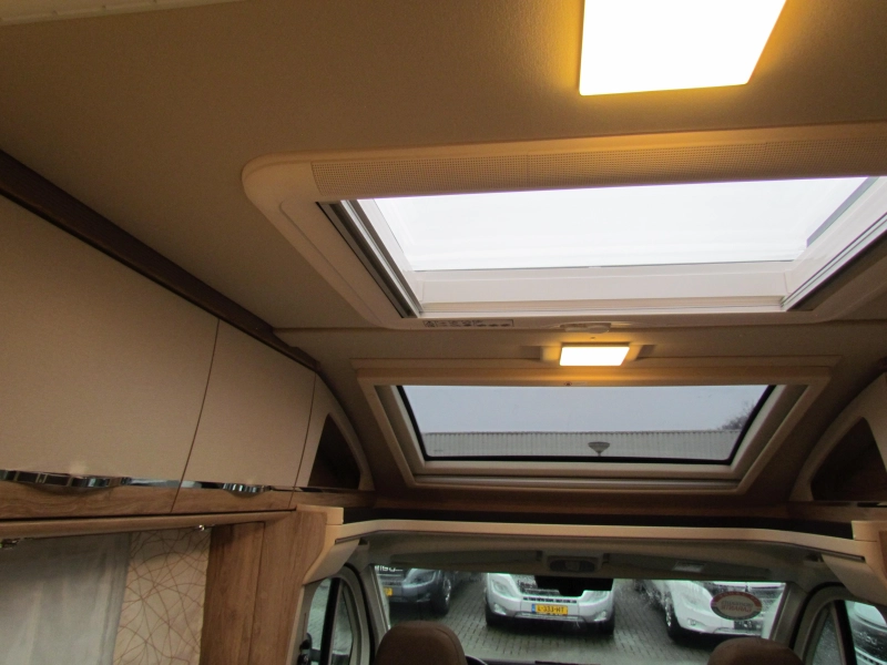 Eura Mobil Profila RS 695 EB Mondial, Cama longitudinal y elevable foto: 12