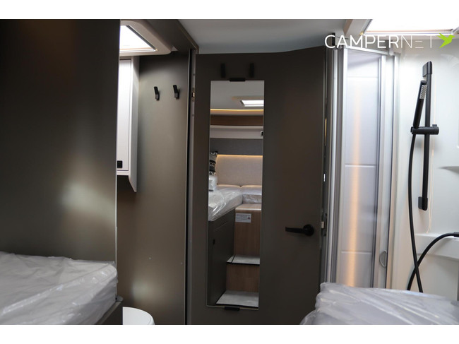 Hymer GT-S 685 170pk Automaat | Face to Face | Oven | Dieselverwarming | Winterpakket | Gescheiden Douche | Lengtebedden | Nieuw uit v foto: 22