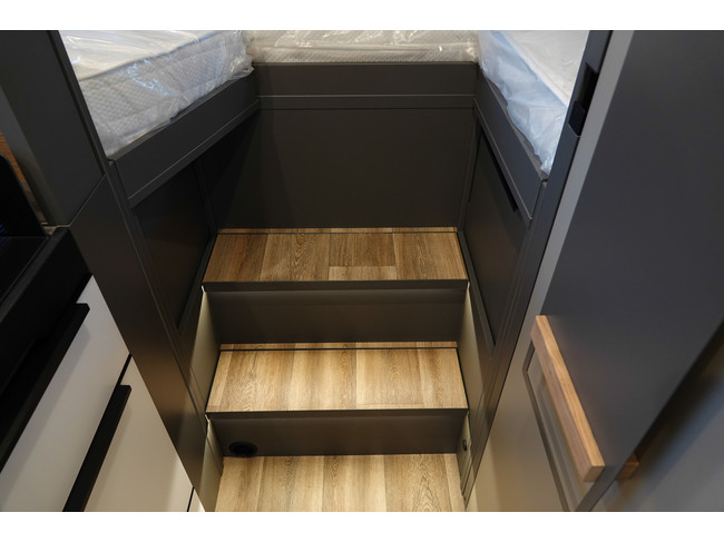 NIESMANN BISCHOFF iSmove 6.9 E 180Pk Automaat | Eifelgrijs | Lengtebedden foto: 6