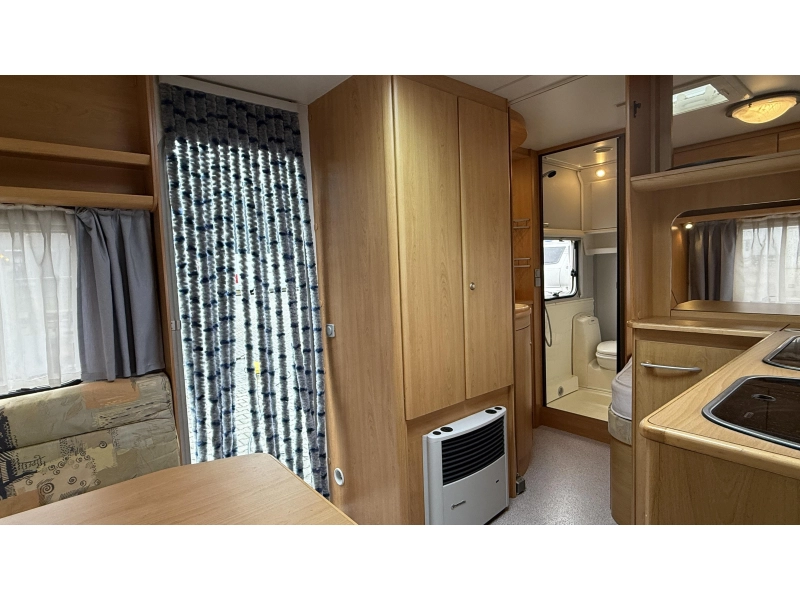 Knaus Sudwind 450 TF frans bed rondzit toilet  foto: 9