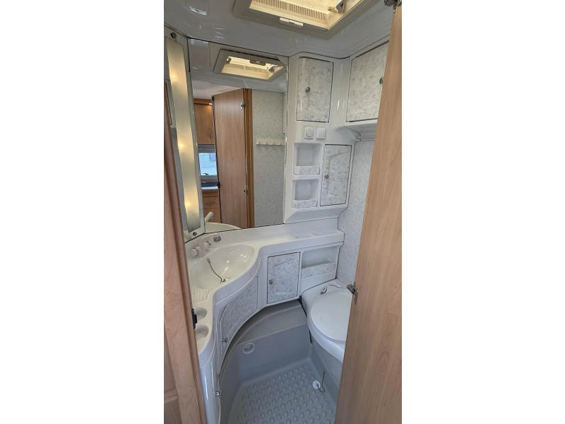 Hobby De luxe Easy 450 UF cama transversal asiento redondo inodoro foto: 5