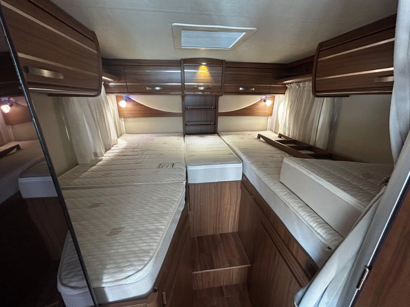 Hymer Exsis 474 T 474 lengte bed 25.000 km  foto: 16