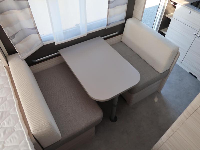 Dethleffs C'Joy 420 QSH MET VENTURA VOORTENT 