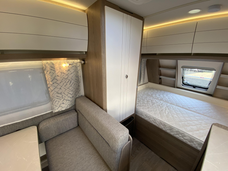 Hobby On Tour 390 SF Train seat, transverse bed photo: 11