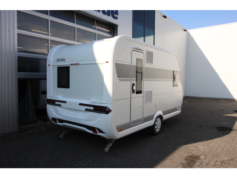 Hobby De Luxe 400 SFE Cama francesa y nevera alta foto: 1