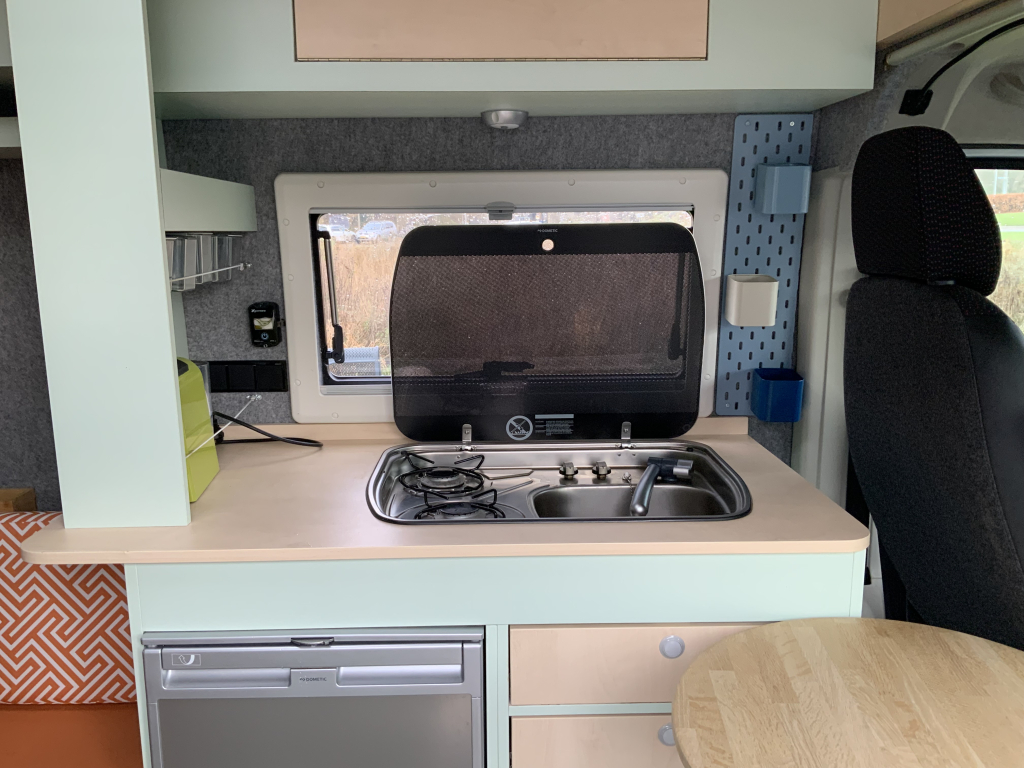 Peugot Boxer L2 H2 Buscamper: Euro 6 met verlaagbare tafel tot 2 pers. lengte-bed, 154 cm breedte, 185 cm lengte, FSL Camperinbouw 2021, km 66000, Zwenkbare fietsendrager, Zonnepaneel 180W, Bj.2017 Camper centrum on the road foto: 5