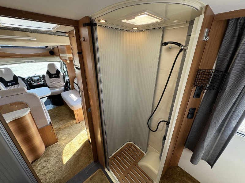 Dethleffs Globe4 7151 Edici&oacute;n Limitada Cama Queen foto: 18