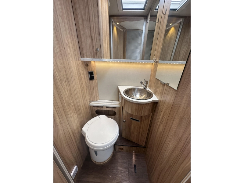 Hymer B698 Queensbed L-zit 150PK TV photo: 11