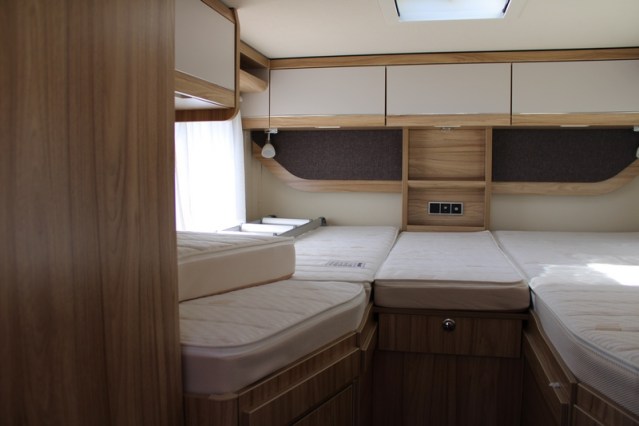 Compacto Hymer Exsis i 474 Fiat 160 cv estrecho ligero camas individuales y cama abatible (55 foto: 43