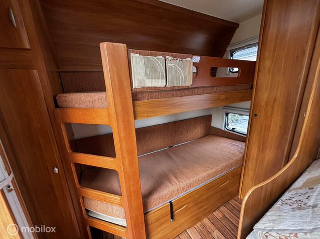 Hobby 500 KMFE STAPELBED treinzit vastbed voortent foto: 12