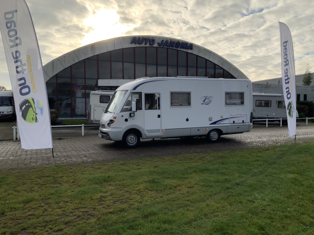 B&uuml;rstner El&eacute;gance 660 Integral, Cama francesa y cama abatible, Asientos giratorios, Patas de apoyo hidr&aacute;ulicas, A&ntilde;o 2004 Camper Centrum On the Road en Noorderringweg 4 en Marum. foto: 32